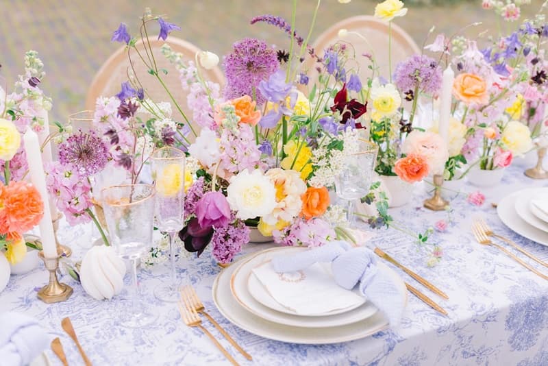 Aranjament floral sezonier pe o masă festivă