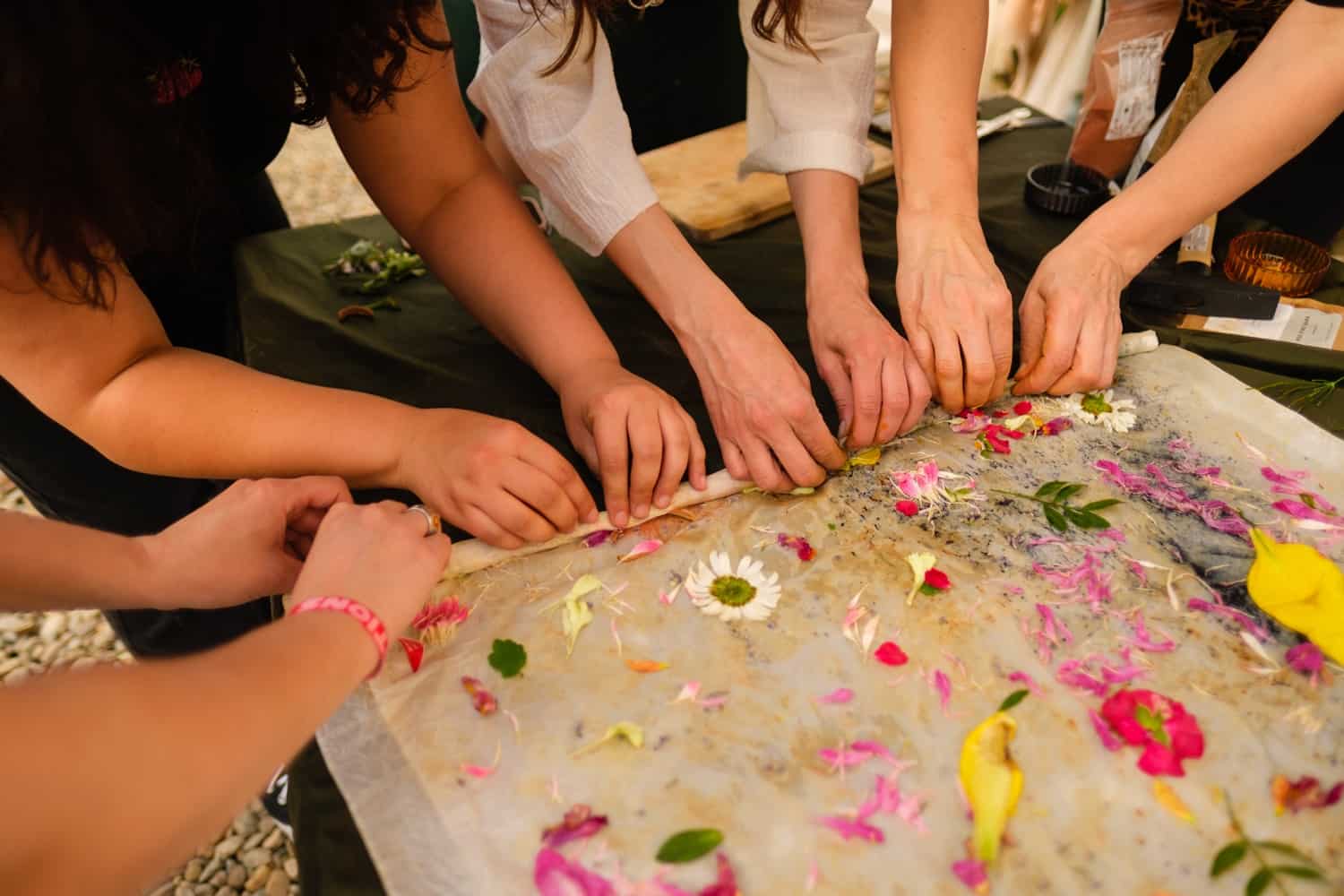 Mâini care lucrează împreună la un atelier de imprimare botanică